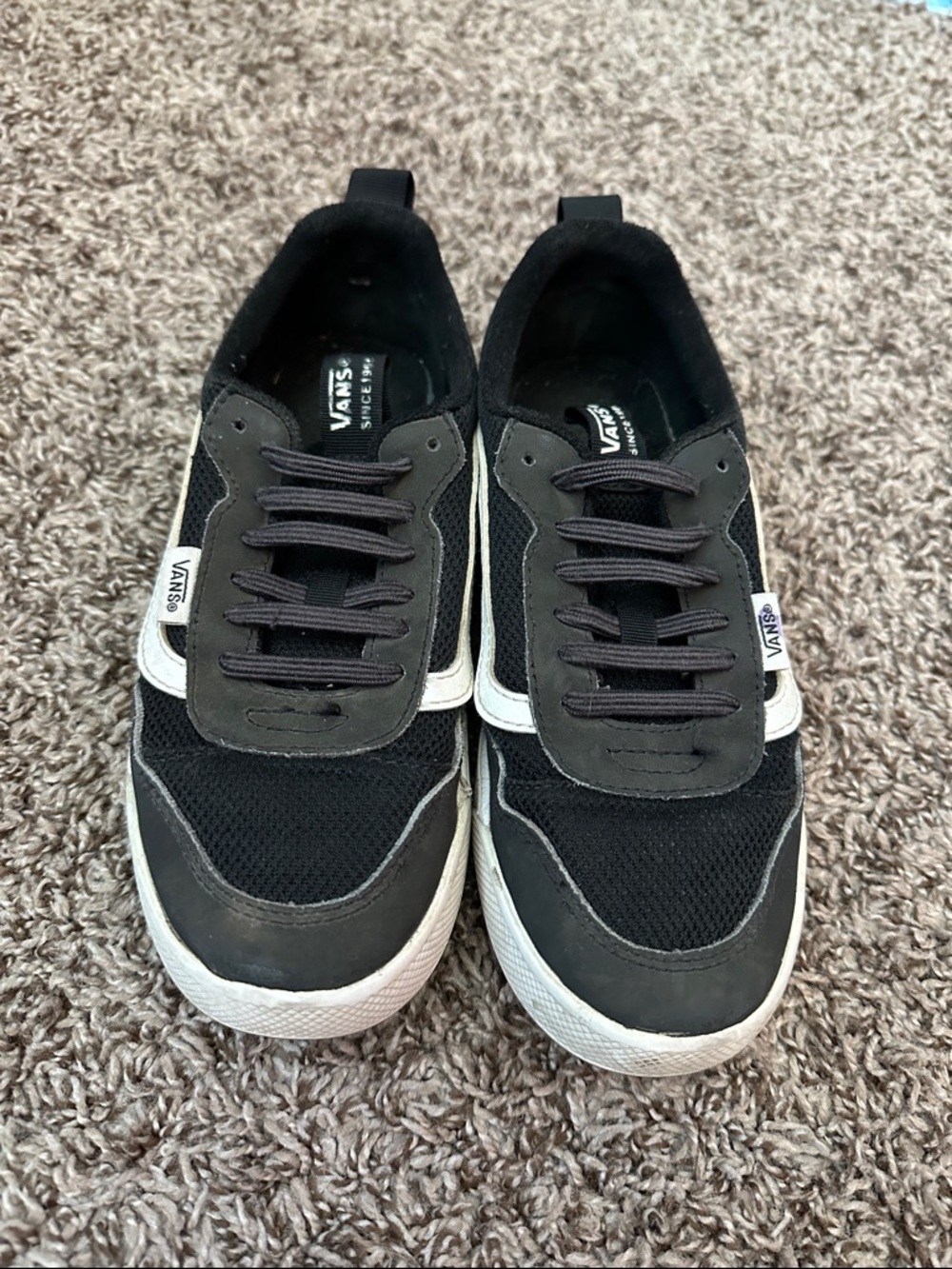 Boys Vans Black and White Low-Top Skate Sneakers size 3